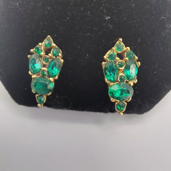 Vintage Emerald Green Rhinestones Screwback Earrings. - Picture 2 of 11